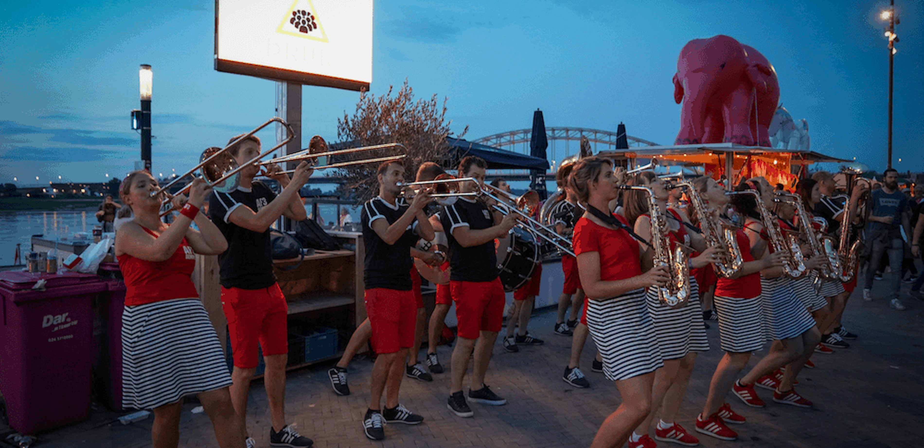 17 07 2019 Crowdcontrol Looporkest Waalkade Jan Willem de Venster 3 kopie