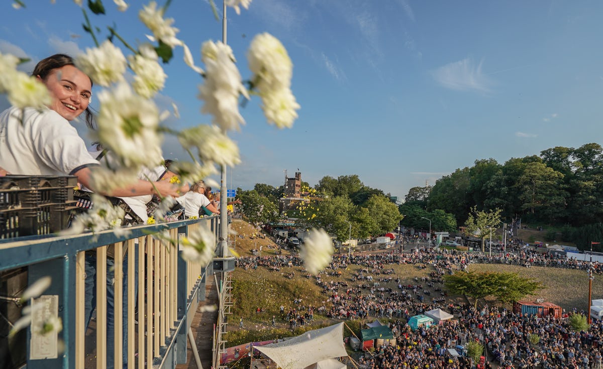 Bloemenregen De Kaaij Jan Willem de Venster