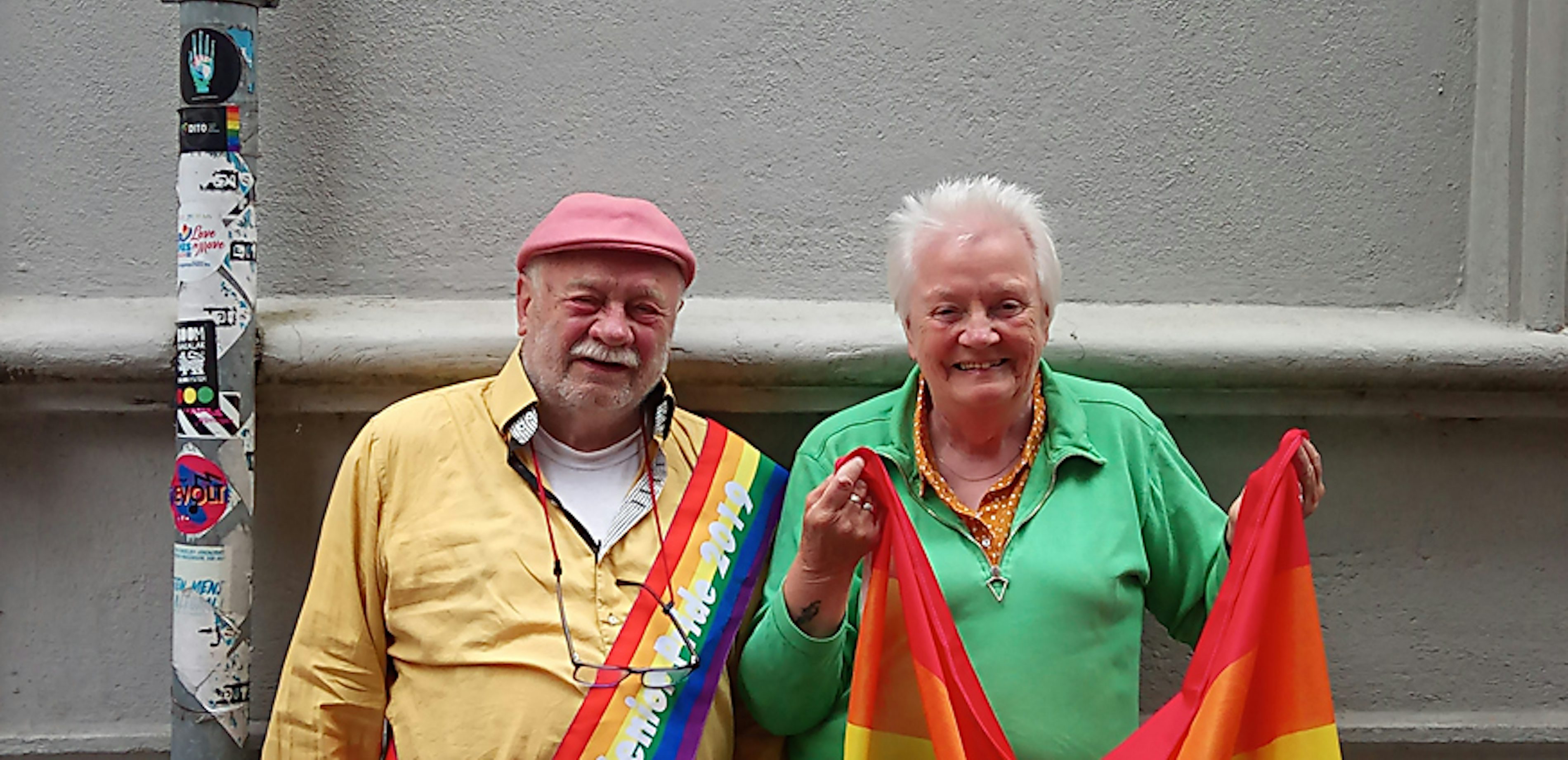 Jac Splinter Heldine en Clem staand Roze huis