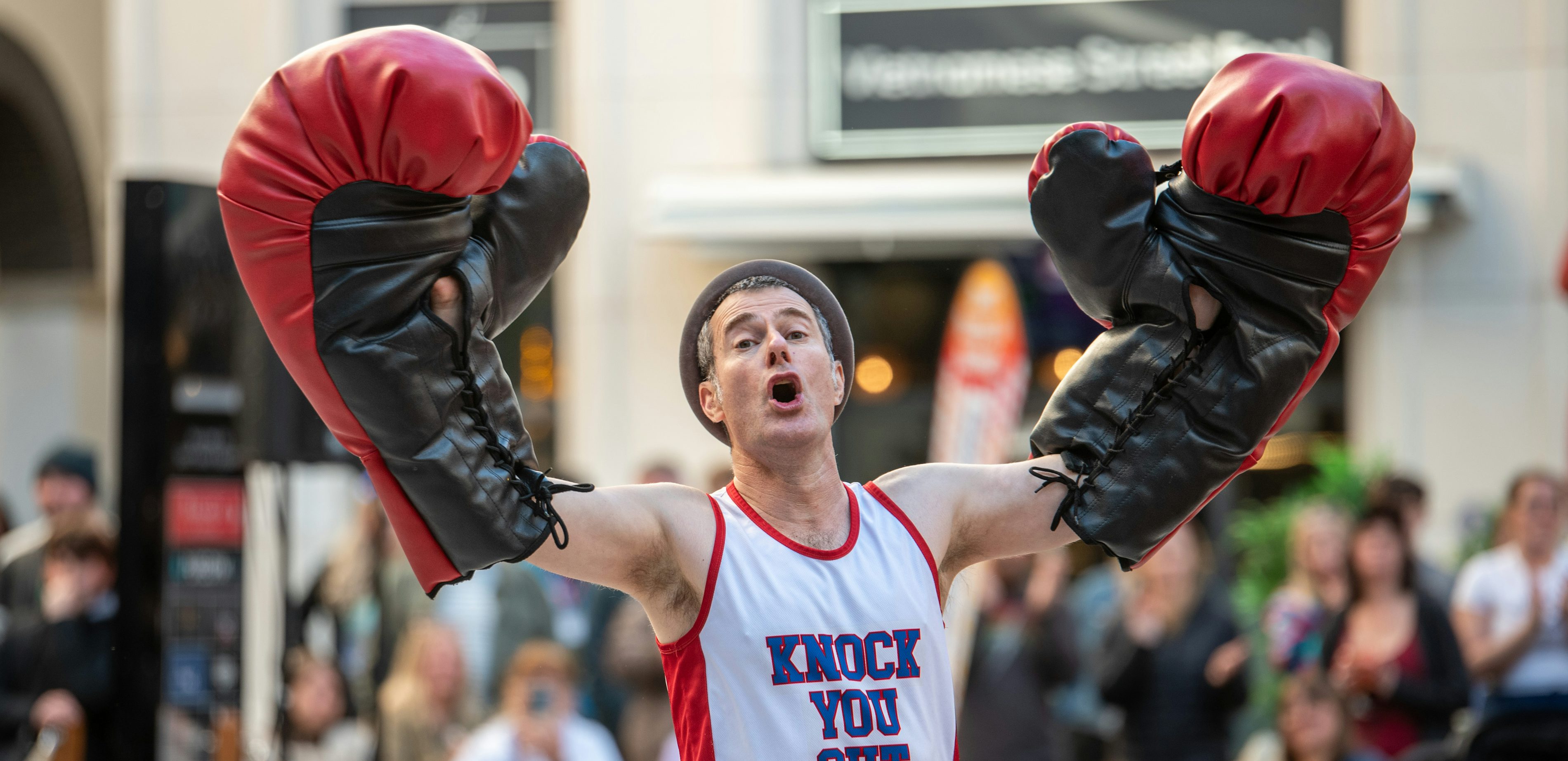 07 15 Fraser Hooper speelt Funny Business