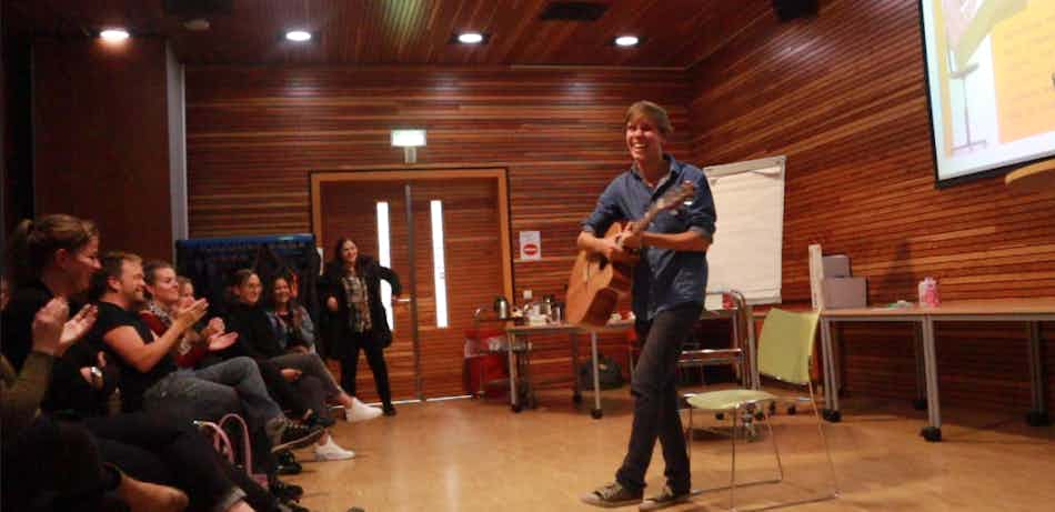 Placeholder for Merijn Ruis met gitaar