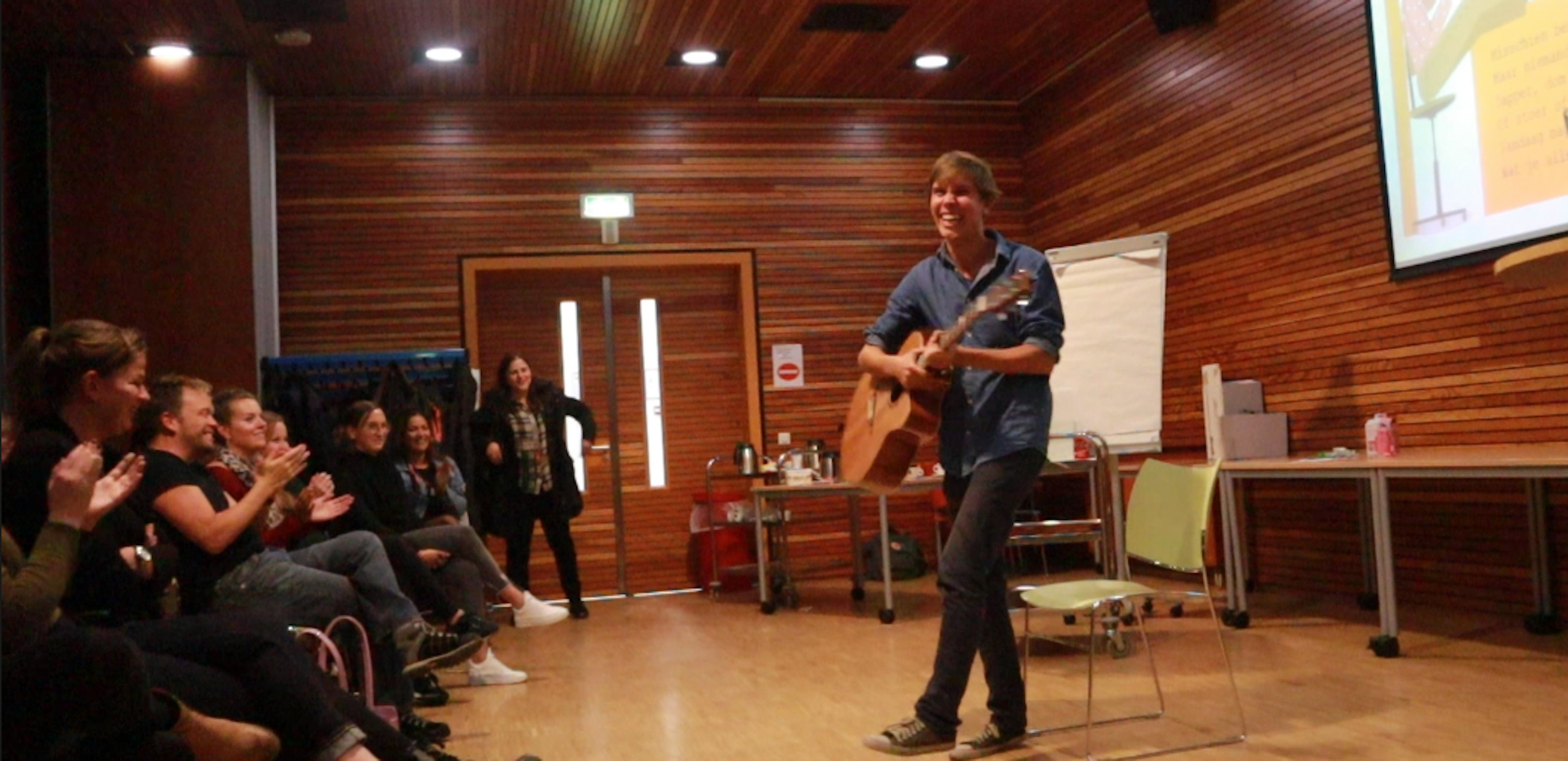 Merijn Ruis met gitaar