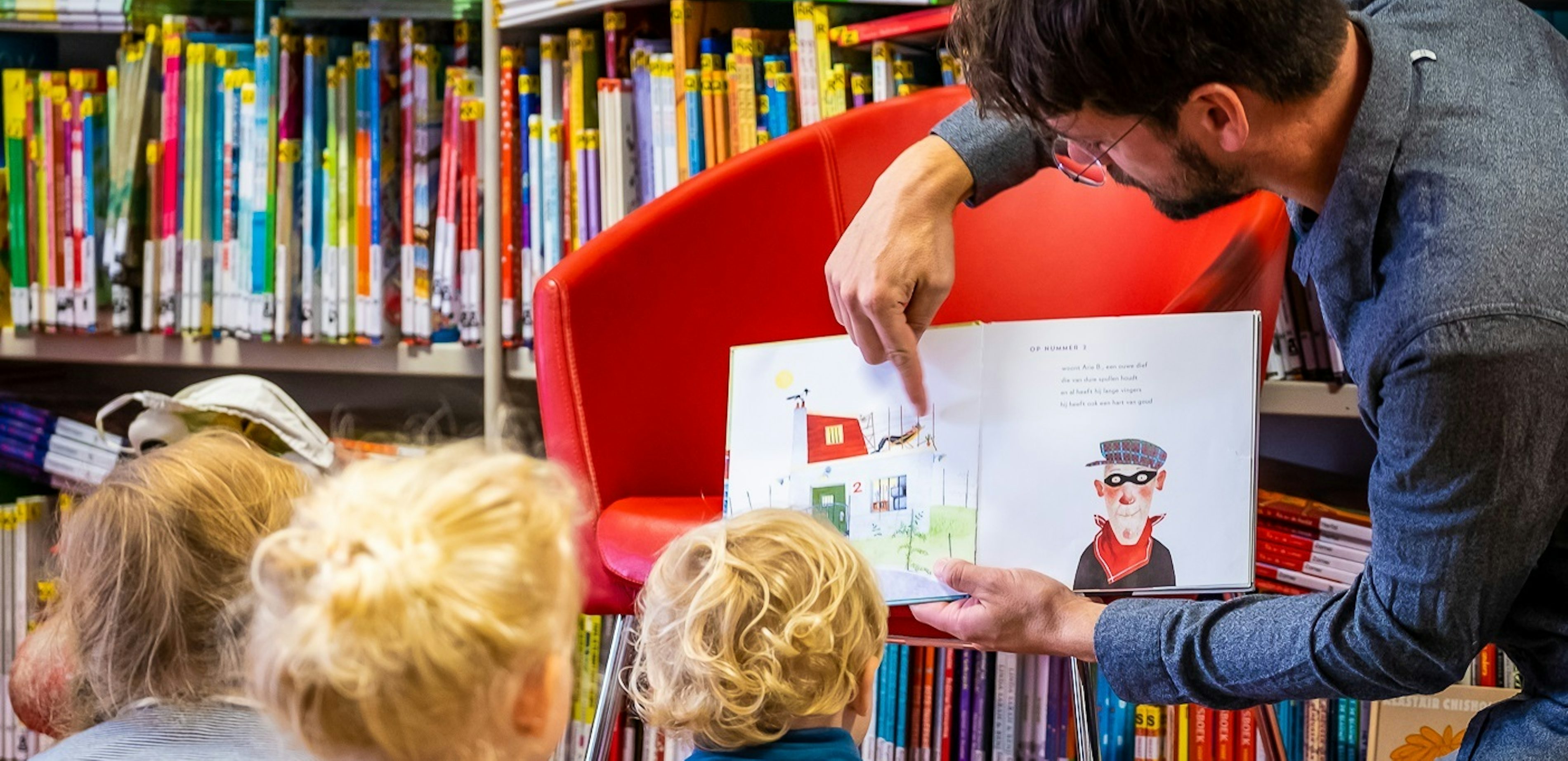 Willem leest voor fotograaf Marcel Krijgsman